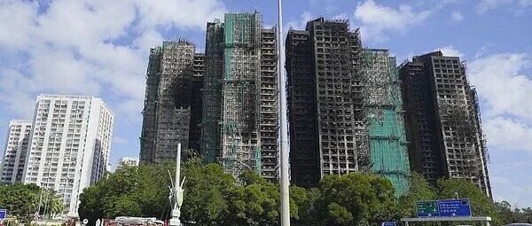 香港大埔火灾已致156人遇难，警方以“误杀”罪拘捕15人，不排除有更多人被捕