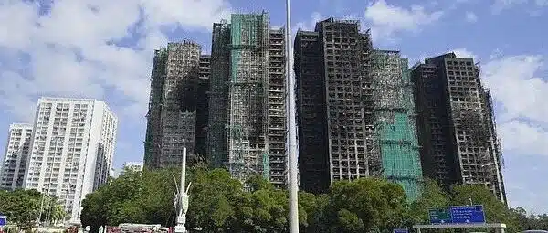 香港大埔火灾已致156人遇难，警方以“误杀”罪拘捕15人，不排除有更多人被捕